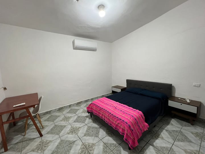 เตียงใหญ่พร้อมเบอ 2 หลังเครื่องปรับอากาศโต๊ะทำงานขนาดเล็กเก้าอี้