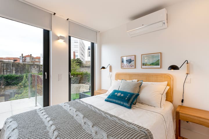 Tweepersoonsbed met zeer comfortabel matras van 140x200