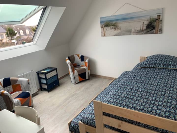 Ჩამბრის სამმაგი
3 × 190 × 90 საწოლი ჩარჩოში დახრილი ყუთის ზამბარით.
Ახალი თეთრეული 2023 წლის მაისში.