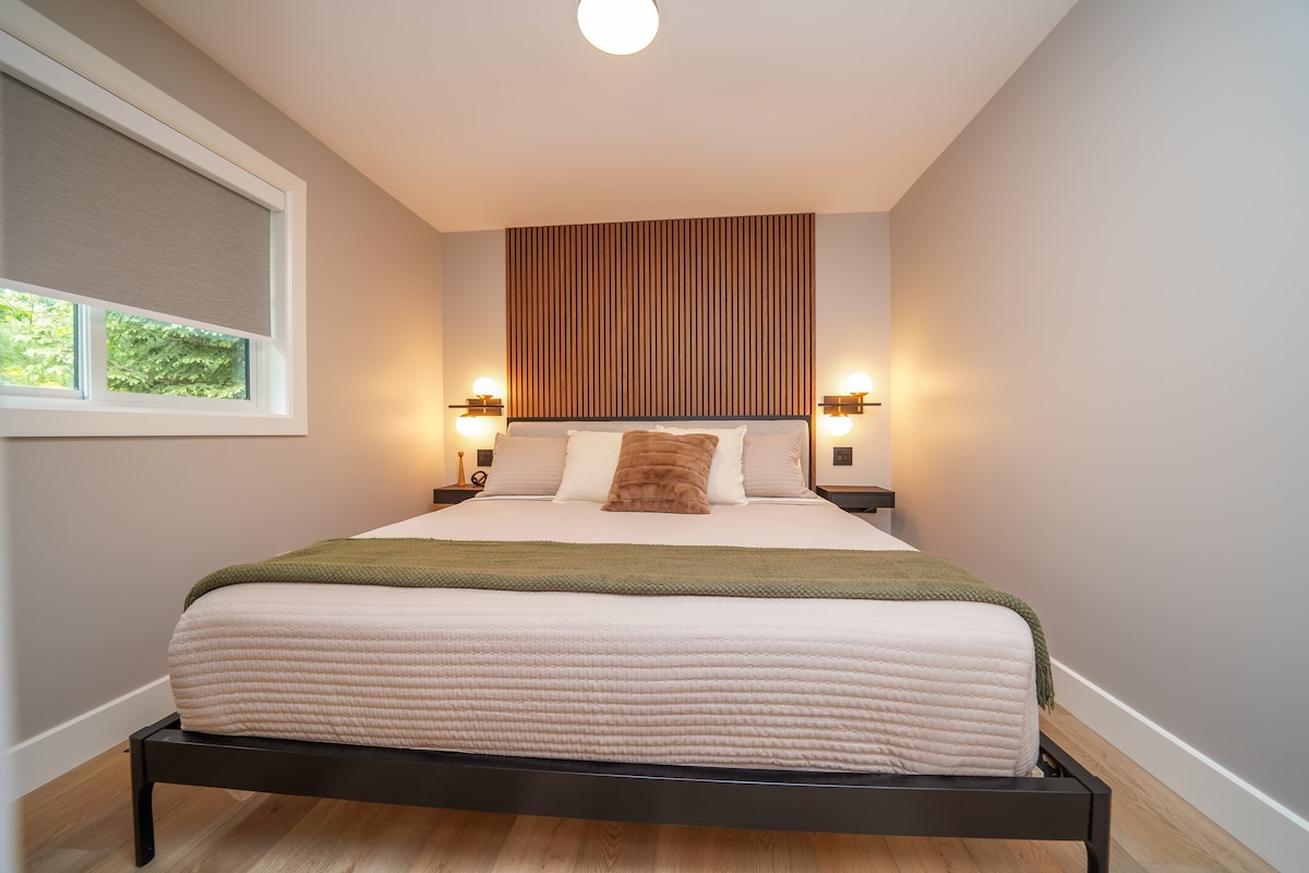 Japandi风格的卧室本身就有一种宁静与和谐的感觉。 简约设计促进了无杂物环境，让您的心灵放松身心，专注于休息。 