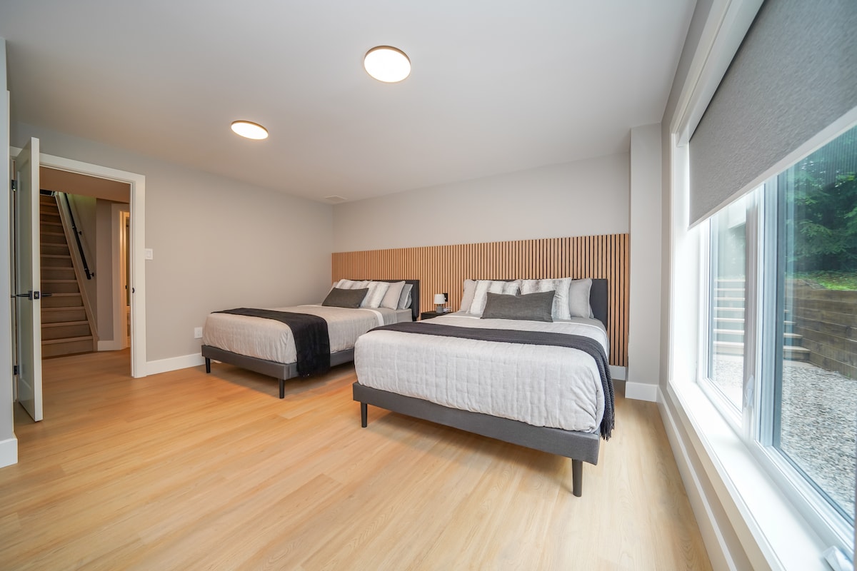 第四间卧室位于下层，窗户大窗户自然光线和遮光百叶窗。 卧室内有两张舒适的双人床。