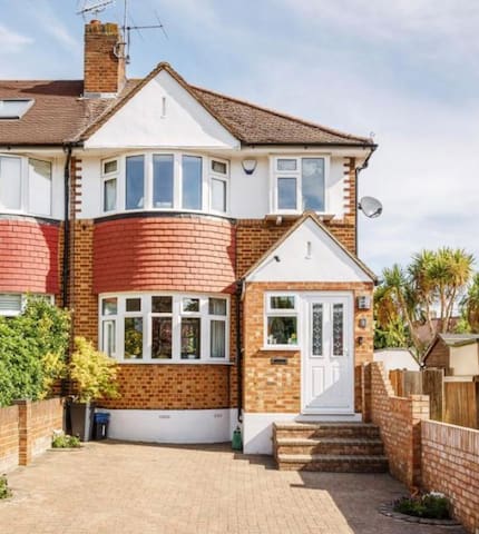 3 bed with hot tub, near Twickenham stadium