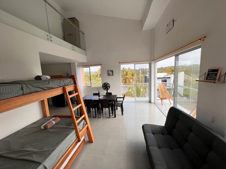 La sala de estar con camas adicionales y un sofá cama.