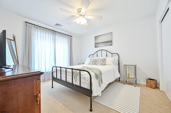 第二间卧室配备标准双人床