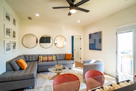 Top performing Airbnb: 3BD/2BTH, Putting Green, Walk to Restaurants! in East Lake