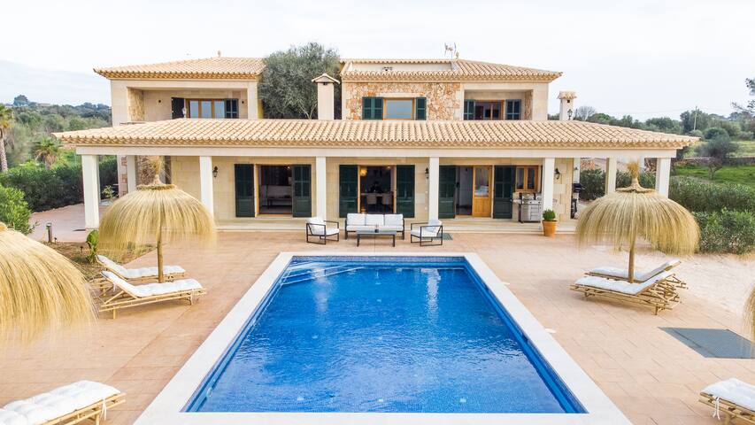Luxury Villa Sleeps 12, Pool, 15 minutes from Muro