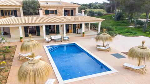 Luxury Villa Sleeps 12, Pool, 15 minutes from Muro