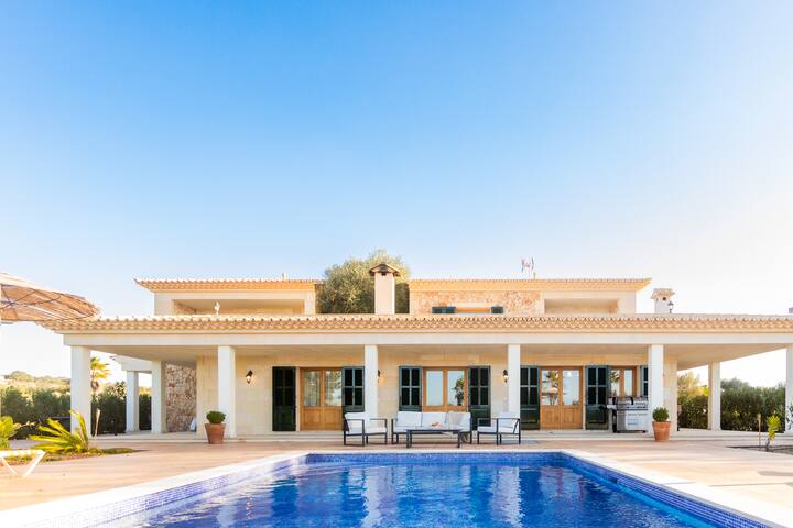 Luxury Villa Sleeps 12, Pool, 15 minutes from Muro gallery image 2