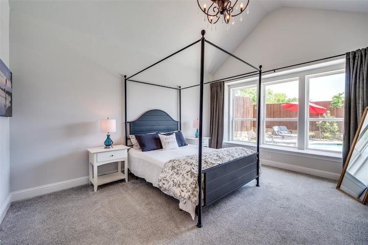 Chumba kikuu cha kulala chenye kitanda cha ukubwa wa malkia kinachoangalia bwawa. Haipo kwenye picha: kabati kubwa la kujipambia na kabati la nguo linalozunguka lenye viango 