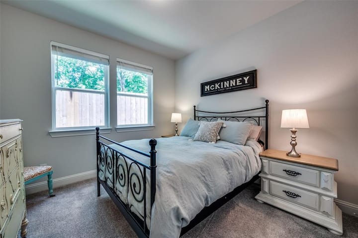 Chumba cha ziada cha wageni cha ghorofa ya chini kilicho na kitanda cha ukubwa wa malkia. Vyombo viwili vya kujipambia, kabati na kiti cha pembeni vinapatikana kwa matumizi yako.