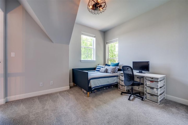 Chumba cha kulala cha ghorofa kilicho na kitanda cha mchana chenye ukubwa kamili + dawati, kiti na skrini. Watoto wawili wanaweza kushiriki vizuri kitanda cha mchana au godoro la hewa linaweza kutumika (liko kwenye kabati katika chumba hiki). 