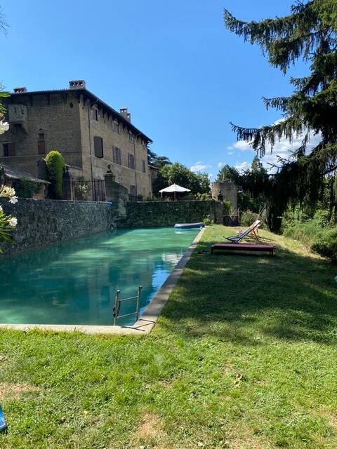Quiet and green castle in the Drôme