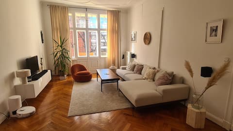 Popular Airbnb listing: Beautiful 100m2 Art Nouveau Appartment in Berlin