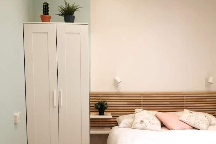 Dormitorio, almohadas, armario, mesita de noche, luz, enchufe eléctrico cerca de la cama, wifi.