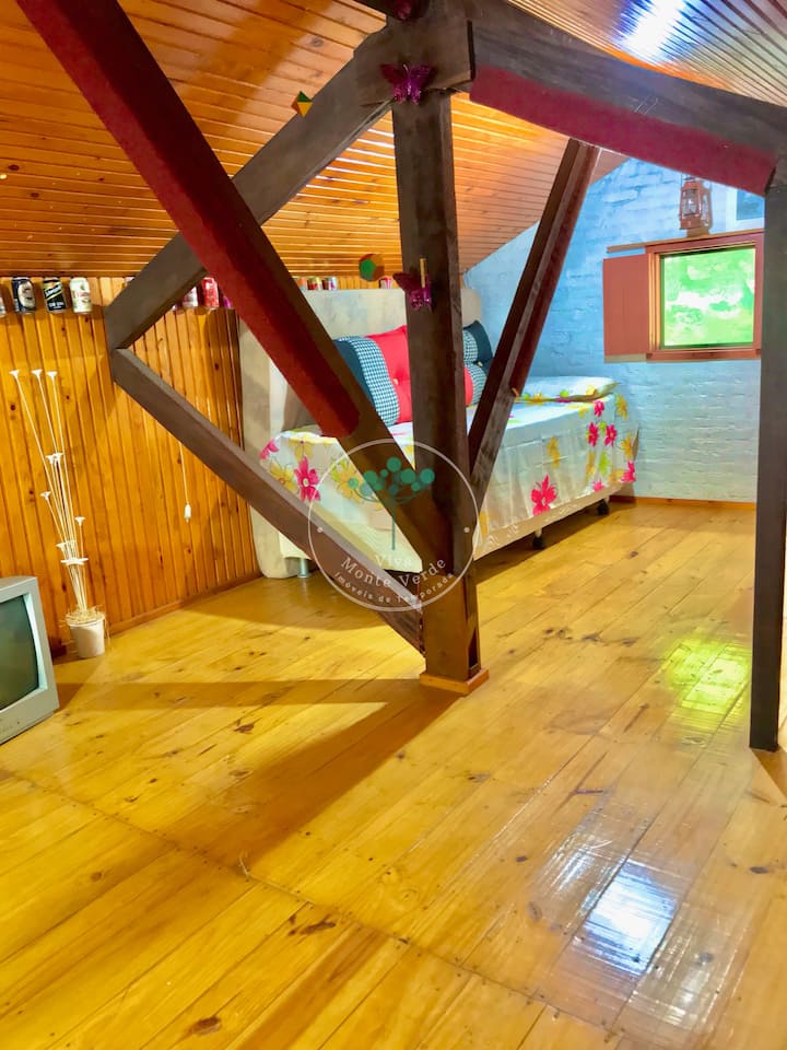 Mezzanine room, debes subir escaleras.