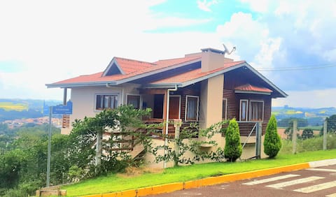 Spacious House with a Stunning VIEW. Fireplace and quiet.