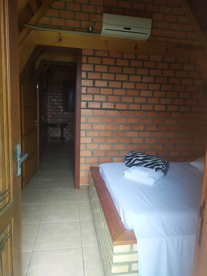 ENTRÉE PHOTO DE LA CABANE , PREMIÈRE CHAMBRE ET VUE DANS LA DEUXIÈME CHAMBRE EN ARRIÈRE-PLAN ET DANS LA SALLE DE BAIN PARTAGÉE DU MILIEU, 