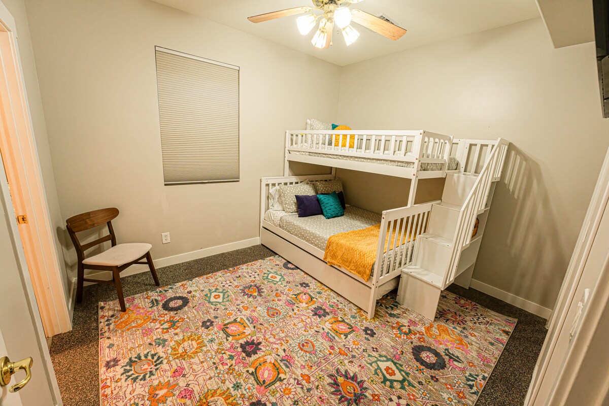 Chambre 6 : lits jumeaux sur un lit double avec lit gigogne double, partage le jack et la salle de bain Jill avec la chambre 2