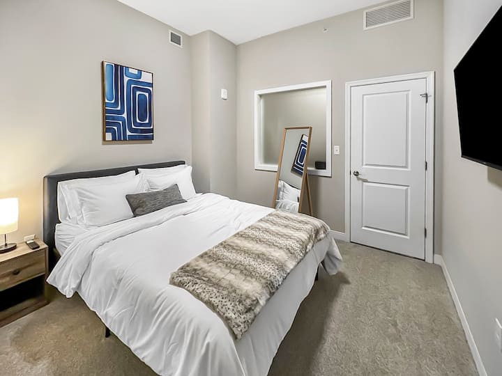 Deléitate con el máximo lujo con nuestra suite principal, con baño adjunto y TV. Disfruta de la comodidad y el entretenimiento en uno.