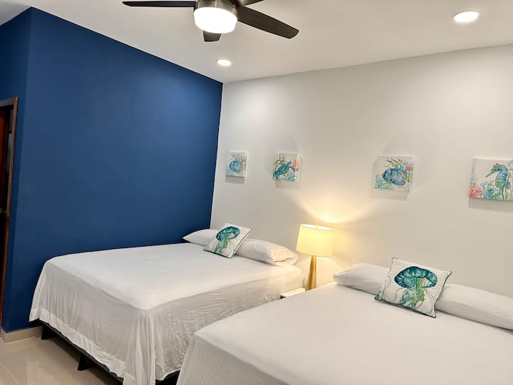 Habitación 2. Ocean Breeze
Acogedora  para cuatro personas, donde podrás disfrutar de dormir cómodamente en tu estadía. Dispone de aire acondicionado y TV.