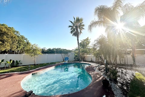 3 BR/2BA Home w Private Pool~12 min to Airport!