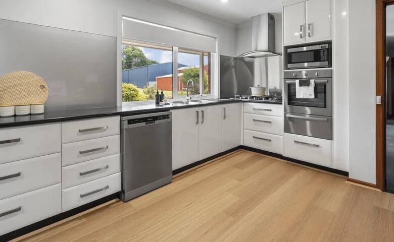 Cambridge, Coal River doorstep! gallery image 5