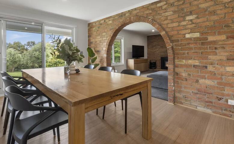 Cambridge, Coal River doorstep! gallery image 2