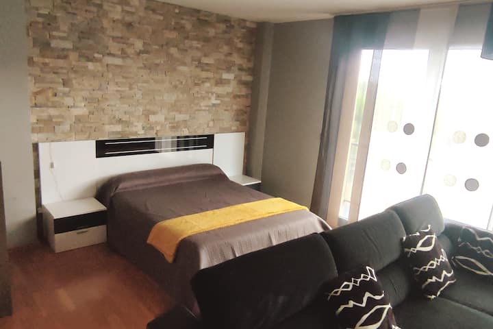 ダブルベッド付きダブルルーム、テレビ付きリビングルーム、バルコニー。