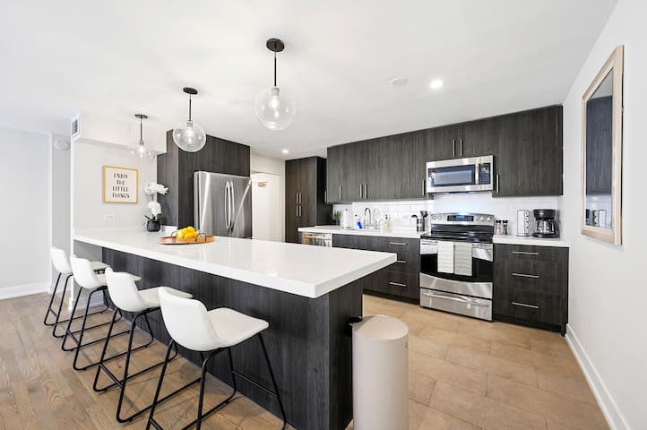 Modern MAG Mile 2BD/2BA (+Parking/Rooftop)