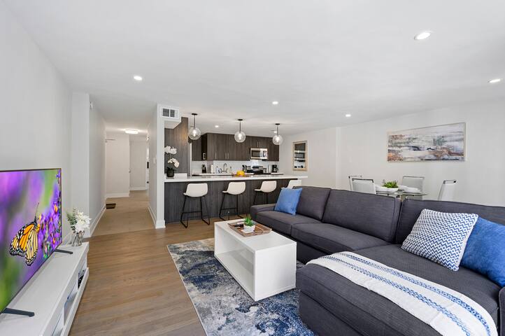 Modern MAG Mile 2BD/2BA (+Parking/Rooftop) gallery image 5