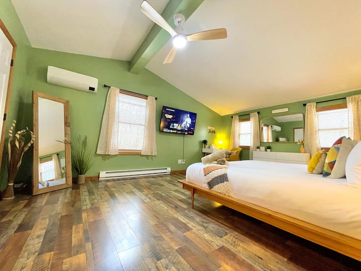 Dormitorio principal con cama tamaño king y televisor inteligente de 55pulgadas