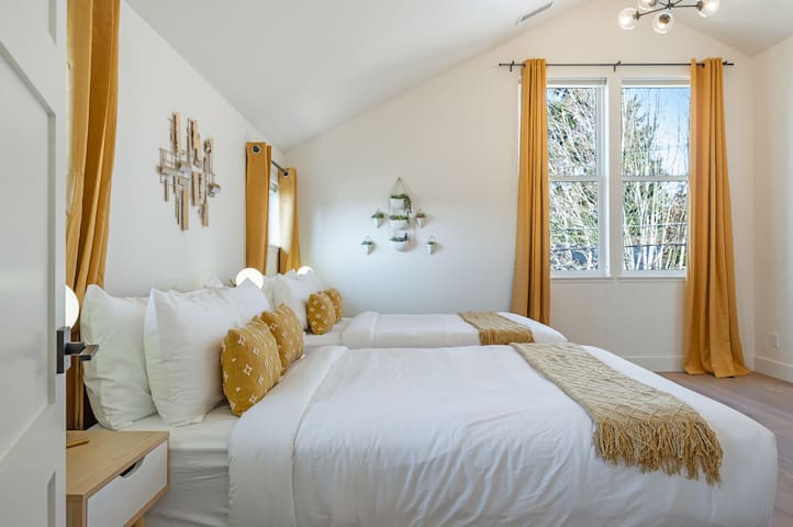 Spacious 6B4BA Close to Greenlake w/AC & Parking