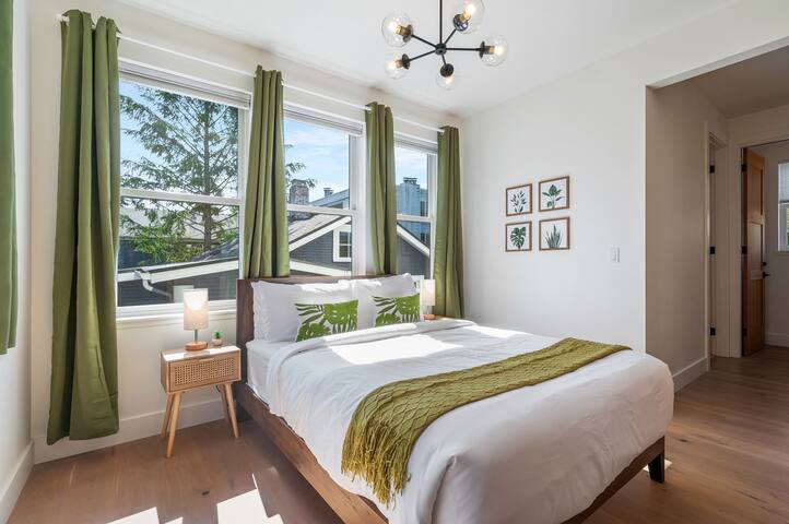 Spacious 6B4BA Close to Greenlake w/AC & Parking gallery image 2