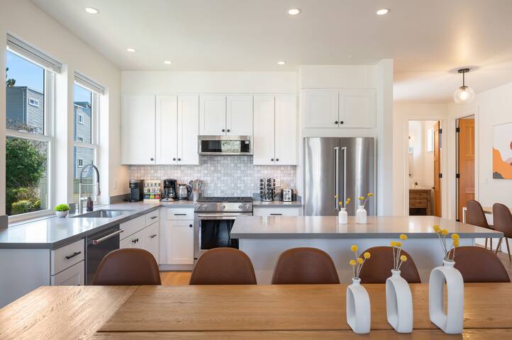 Spacious 6B4BA Close to Greenlake w/AC & Parking gallery image 4