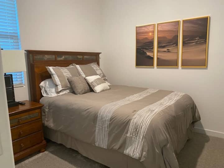 חדר שינה שני - מיטת קווין סייז, שידת לילה ושידה מול המיטה (לא בתמונה)  הארון משמאל (גם לא בתמונה) 