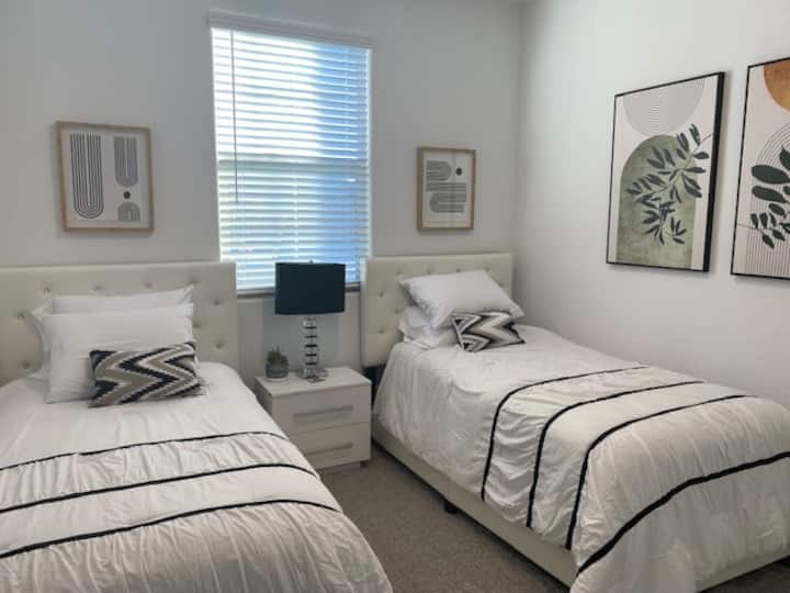 חדר שינה שלישי עם מיטות נפרדות.  