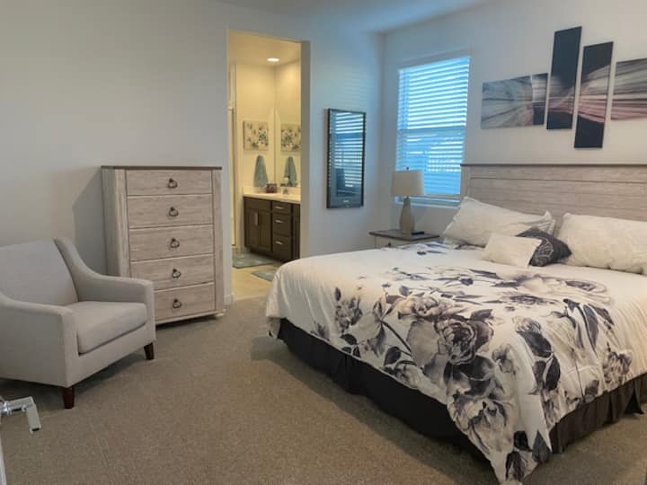 חדר שינה ראשי - קינג סייז - עם שידה - לראות נוף אחר לשידה גדולה ומראה.  הערה לחדר הרחצה המצורף. 