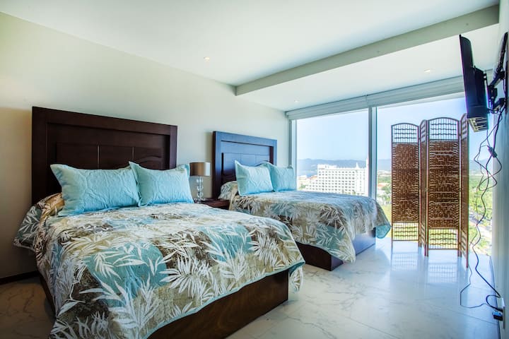 camera spaziosa con due letti matrimoniali 