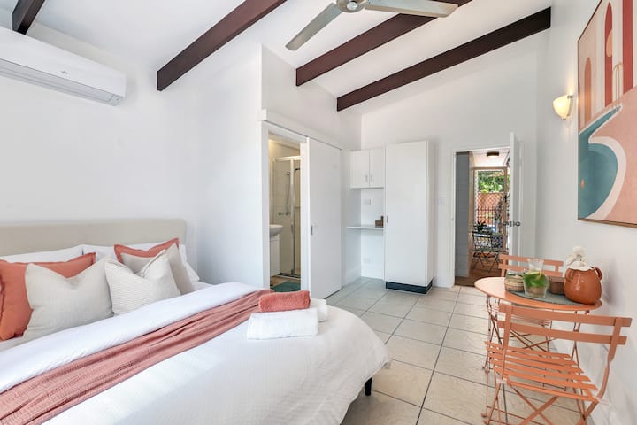 חדר שינה 4 עם שירותים וגישה נפרדת לבית המגורים הראשי בווילה פרנגיפאני