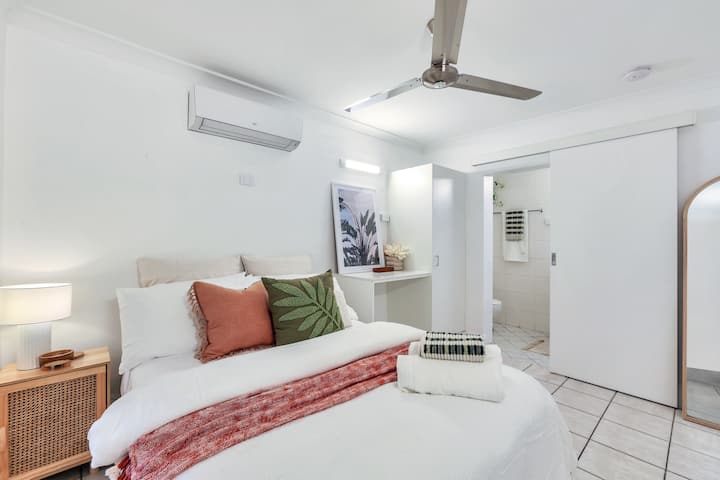 חדר שינה 3 עם סוויטה וגישה נפרדת לבית המגורים הראשי בווילה פרנגיפאני (מיטה זוגית)