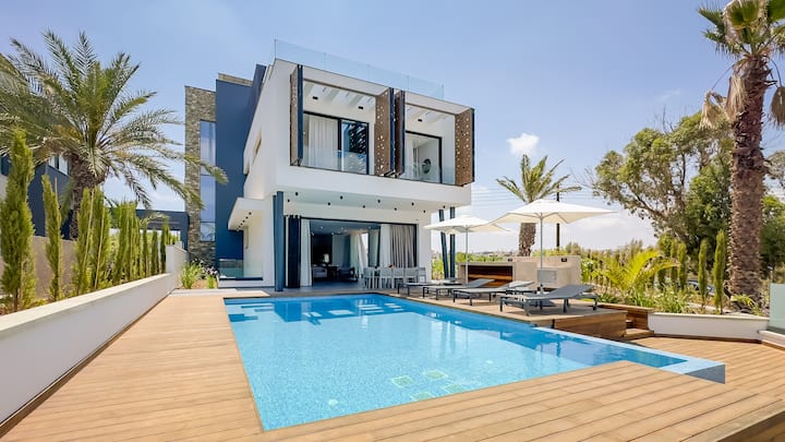Luxury Beachfront Villa: Rooftop Jacuzzi, Pool - Cipro