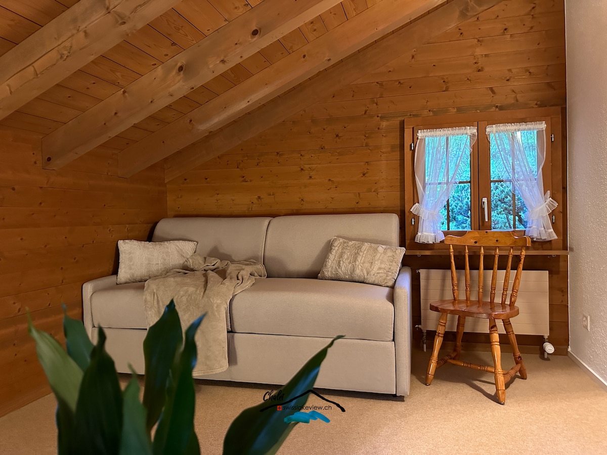 Sofa u galeriji; otvara se s ručkom; madrac od hladne pjene veličine 22 cm osigurava udoban san; samo preklopite tijekom dana i kauč je spreman