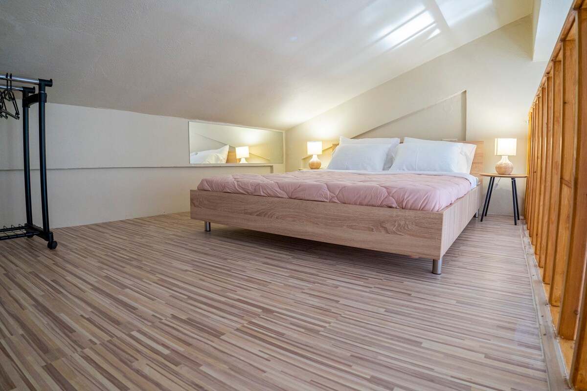 سرير في دور علوي من البيت الرئيسي