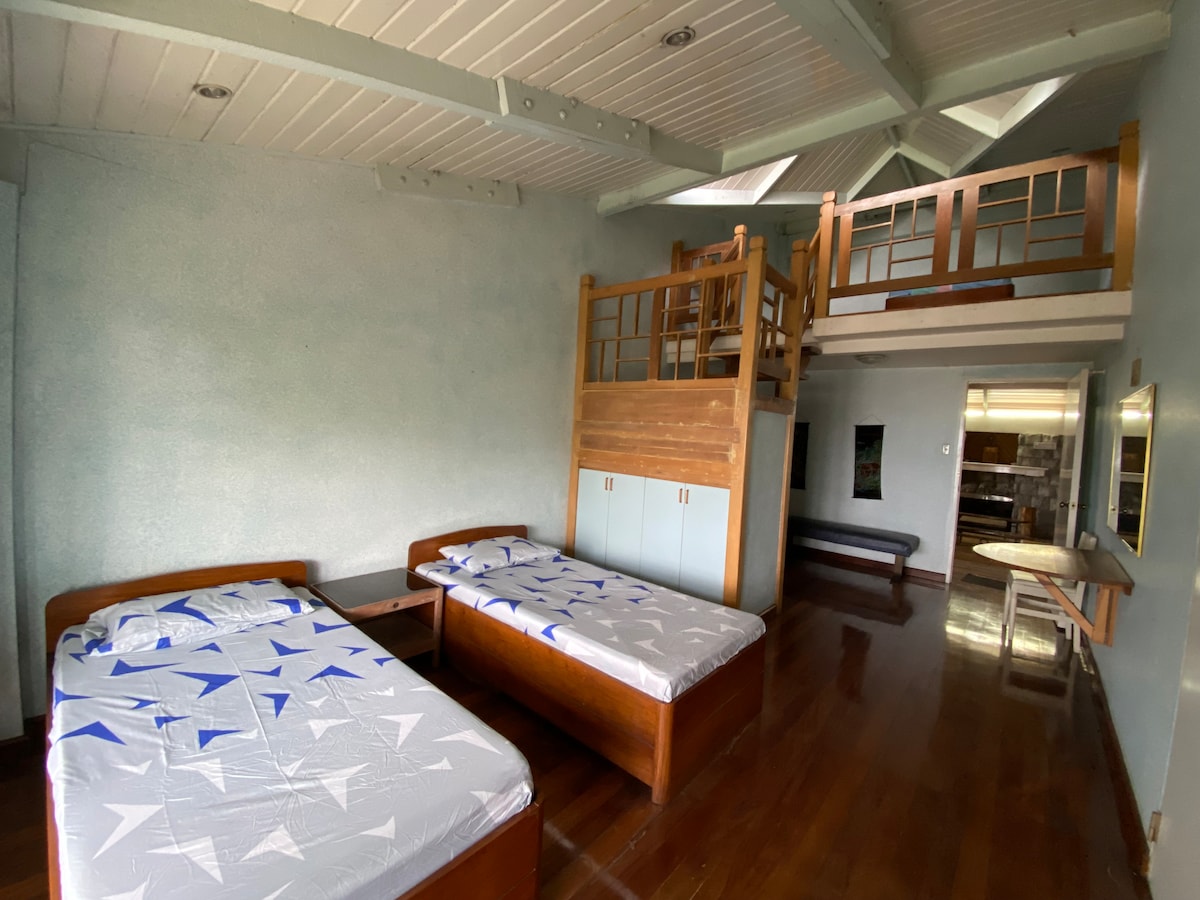 Ოთახი № 1 2 ერთადგილიანი საწოლით და ლოფტით ერთი ორადგილიანი საწოლით და ერთადგილიანი საწოლით