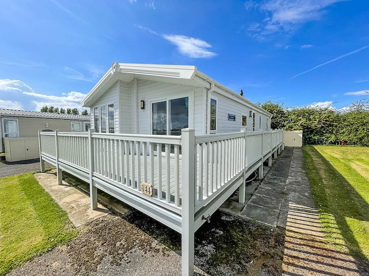 Lodge With Decking In Hunstanton Ref 23144k - Hunstanton