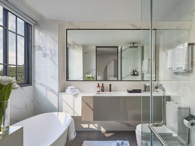 Designer 2BR Suite in downtown BKK | Sukhumvit 31 gallery image 5