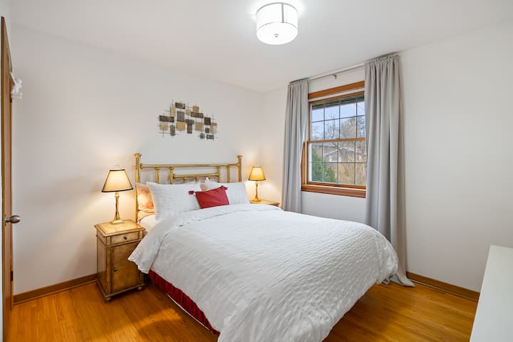 חדר שינה עם מיטת קווין סייז, מזרן קטיפה בהתאמה אישית, מצעים נקיים, תאורה ליד המיטה, ארון עם קולבים ווילונות להחשכת החדר. 
