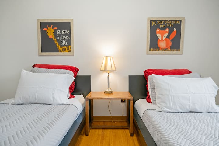 תוכלו ליהנות משינה רגועה על מזרנים מותאמים אישית, המותאמים לרמת הרכות המועדפת עליכם. עם תאורה ליד המיטה, וילונות להחשכת החדר ומצעים נקיים, תוכלו לחשוב, להירגע ולמלא מצברים.
