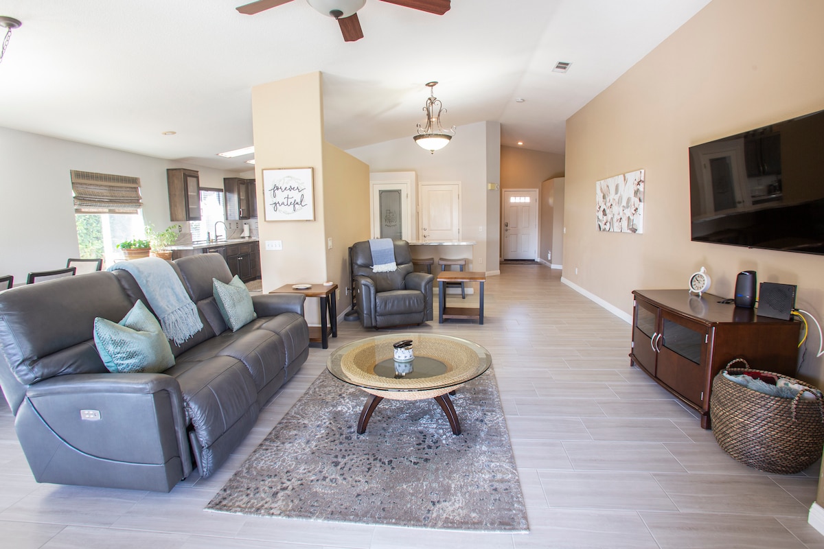 استفد من التلفزيون الذكي الكبير في غرفة المعيشة