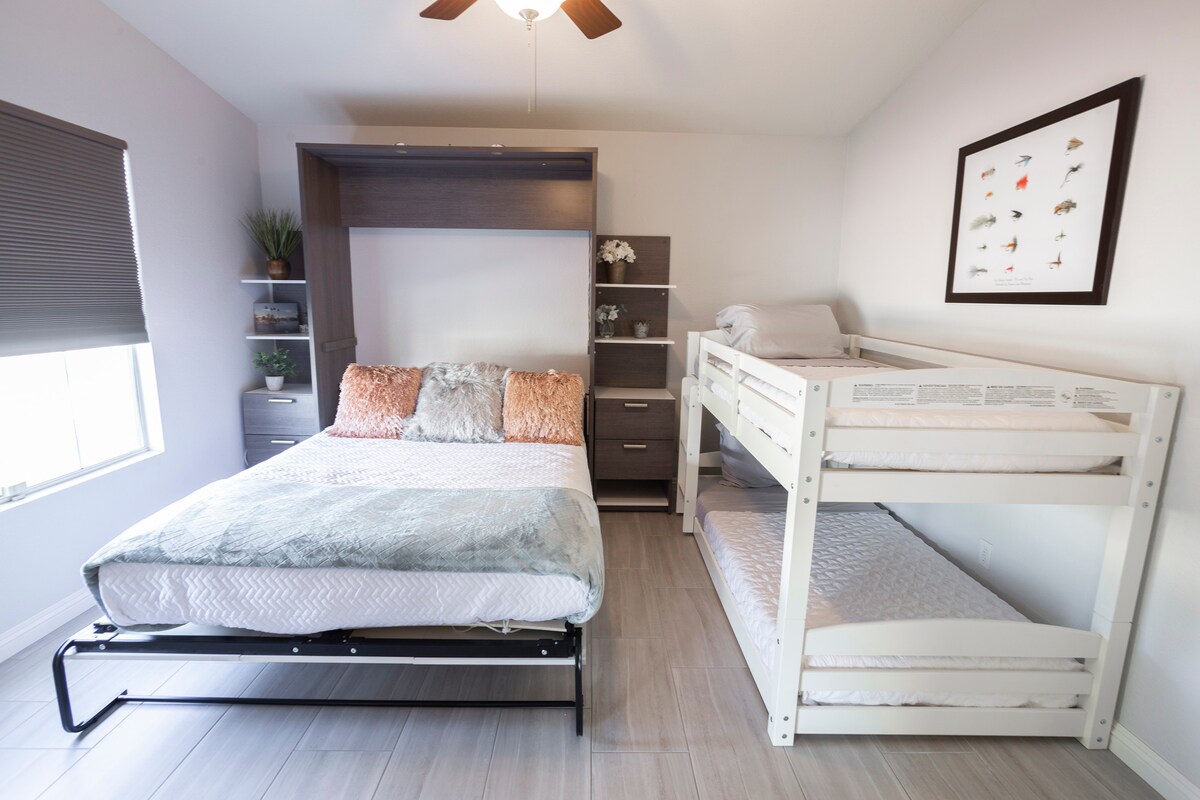 غرفة نوم ثانية مذهلة وواسعة بسرير إضافي بطابقين